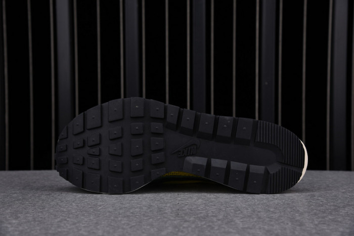 nike vaporwaffle sacai tour yellow stadium green cv1363-700