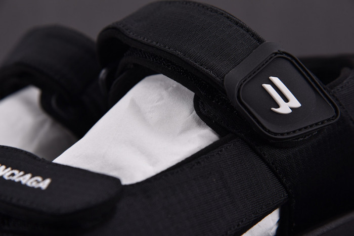 balenciag* sandal 18