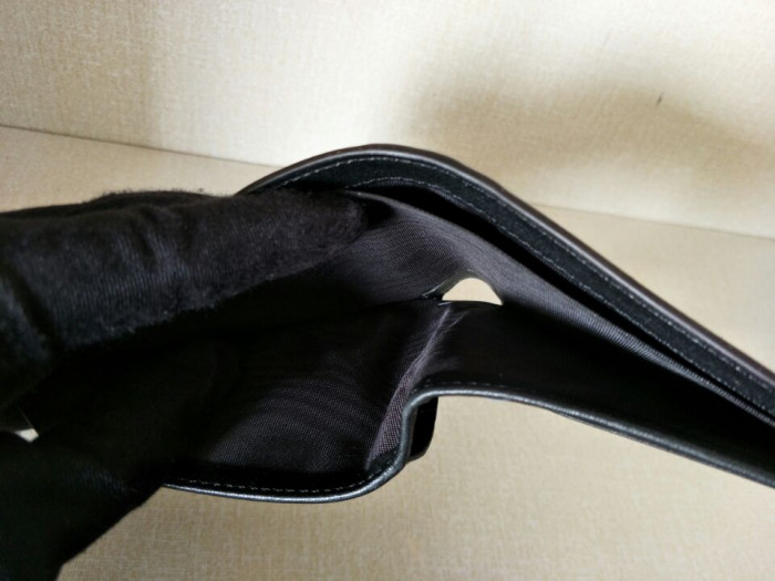 G*u*i with plaid bee wallets